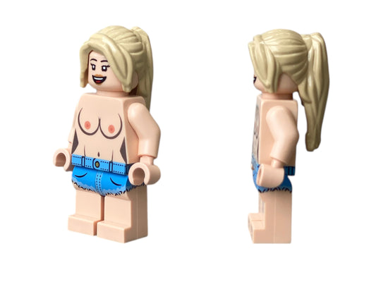 Nackte Bausteinfigur mit Brüsten & Hotpants